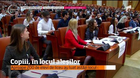 Aproape 200 de elevi de liceu au avut ocazia să vadă ce şi cum fac aleşii noştri la serviciu