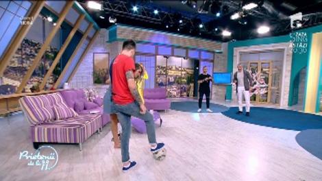 Pase, driblinguri, șut și goooool! Diana Munteanu le-a dat clasă la fotbal lui Aurelian Temișan și Florin Ristei