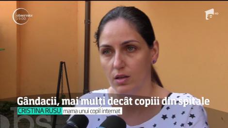 În vreme ce autorităţile s-au întrecut în acţiuni grandioase de Ziua Copilului, în spitale ne îngrijim urmaşii cu dispreţ. La Pediatrie la Arad, mamele puştilor internaţi au filmat cum umblă gândacii în saloane