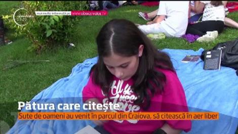 O carte, o pătură şi sute de pasionaţi de lectură în aer liber
