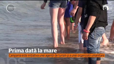 Au fost emoţii mari pentru zeci de copii ai unui centru din Ploieşti, care au simţit pentru prima dată nisipul sub picioare