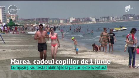 De ziua lor, zeci de copii au primit cel mai emoţionant cadou: atingerea mării