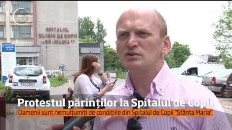 De 1 Iunie, părinții au protestat în fața spitalului de copii "Sfânta Maria" din Iaşi