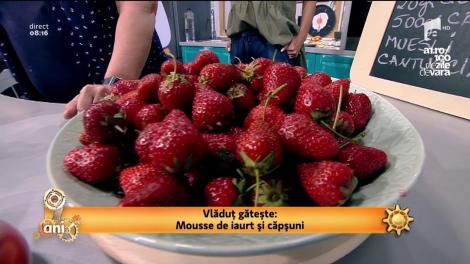 Desertul de vineri, o rețetă care te face să te lingi pe degete: "Mousse de iaurt şi căpşuni"