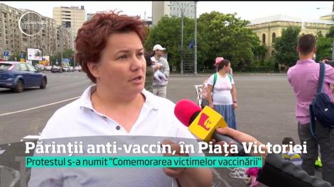 Părinţii care sunt împotriva vaccinării au protestat în Piaţa Victoriei