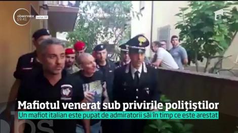Asta înseamnă să fii mafiot. Un cap al celebrei organizații este sărutat pe mână în timp ce este arestat