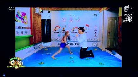 Are 12 ani și te pune pe fugă! Cea mai mică pugilistă face senzaţie cu antrenamentele ei: "Zici că e dată pe repede-înainte"