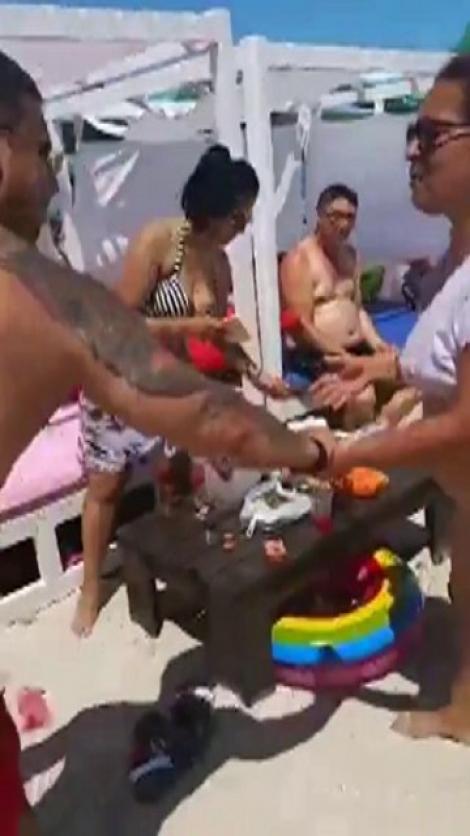 Vă mai amintiți de Floricica Dansatoarea! A făcut spectacol pe plajă într-un costum de baie îndrăzneț! „Apa e caldă și sunt la mare!”