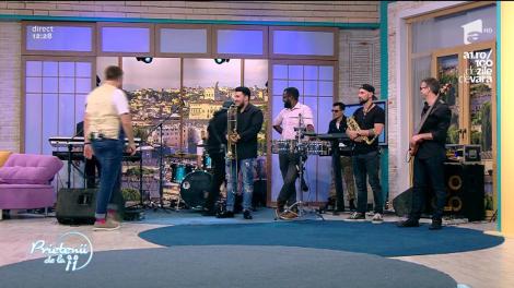 Provocare muzicală la "Prietenii de la 11"! Horia Brenciu a făcut echipă cu Amna și s-a pus pe cântat... la chitară. Ce a ieșit?