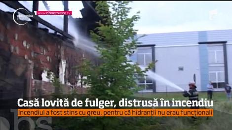 Un incendiu violent a mistuit o casă dintr-un cartier rezidenţial, lângă municipiul Arad