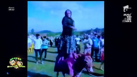 Varianta câmpenească a cubului din cluburi. O băbuță energică dansează cocoțată pe un... măgar. Banii vin "fără număr"!