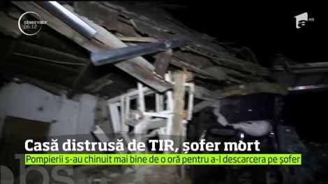 Teribil accident rutier în judeţul Sălaj. Un tir încărcat cu marfă a intrat în plin într-o casă pe care aproape a distrus-o