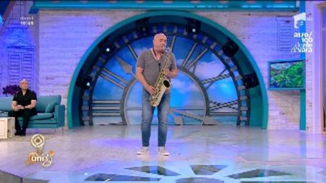 Fratele lui Marcel Pavel, un saxofonist desăvârșit. Seamănă ca două picături de apă, iar talentul este moștenire de familie