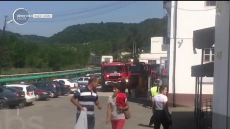 Momente de panică la Salina Ocnele Mari! Un autobuz a luat foc, în mers, în interiorul unei galerii