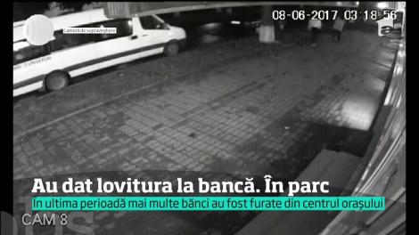 O bancă dintr-un parc din Pașcani a fost furată de doi tineri