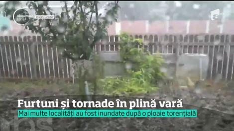 Vremea chiar a luat-o razna! Furtuni și tornade în plină vară! Apele au intrat în case peste oameni şi au pus la pământ copaci