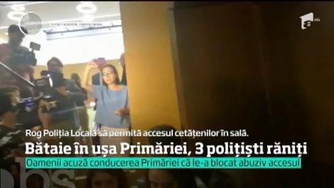 Şedinţă cu nervi, pumni şi înjurături! Mai mulți oameni au forțat intrarea în sala de ședințe a Primăriei Capitalei