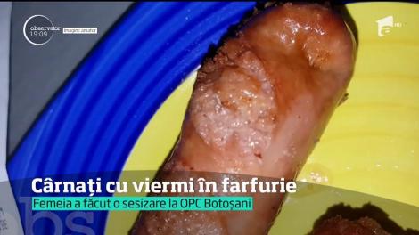 O româncă susține că a găsit viermi în cârnații cumpărați, în schimb inspectorii de la Protecţia Consumatorilor susţin că nu au găsit produse vechi în magazin