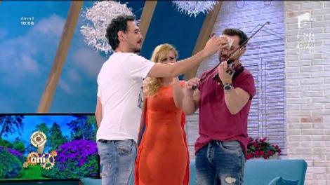 Dani Oţil şi "profa" de muzică, lecţie de vioară: "Vreau să-ți bați joc de corpul meu. Dar de ce ne atingem noi?". Râzi cu lacrimi!