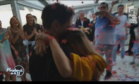 Momente emoționante și petrecere în toată regula, la "Prietenii de la 11". Primul sărut la TV dintre Lidia Buble şi Răzvan Simion, chiar de ziua artistei