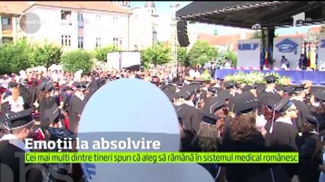 Viitorii medici ai României au aruncat în aer tocile la Universitatea de Medicină şi Farmacie din Târgu Mureş