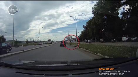 O tânără din Iaşi a fost lovită în plin de un autoturism când traversa strada