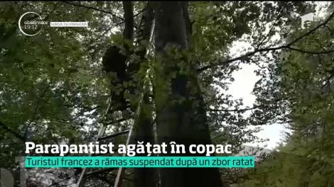 Un turist francez a rămas agăţat cu parapanta într-un copac la Sinaia