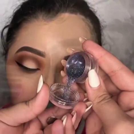 VIDEO! Dovada că machiajul poate face minuni! O tânără cu chipul mutilat este transformată într-o domnișoară superbă! De necrezut!