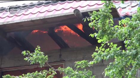 Doi soţi din Brăila au trăit clipe de panică după ce casa în care stăteau a luat foc
