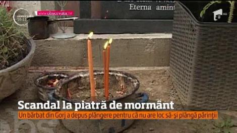 Scandal în cimitir. Un bărbat din Gorj se plânge că o vecină i-a făcut soţului ei un mormânt prea mare