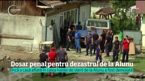 Alunecările de teren din Vâlcea sunt de neoprit. Iar autorităţile nu ştiu nici la această oră cine va despăgubi familiile care şi-au pierdut casele