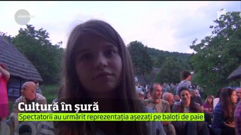 Aşezaţi pe baloţi de paie, băimărenii s-au lăsat vrăjiţi de lumea fascinată a teatrului neconvenţional