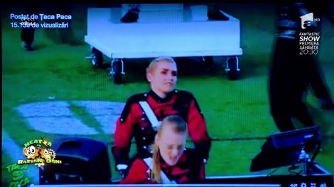 Smiley News: O tânără face spectacol la clape în pauza unui meci de fotbal american