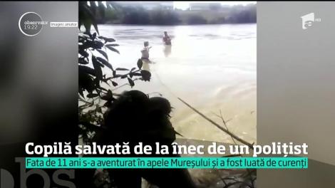 Salvare dramatică pe malul râului Mureş, în judeţul Arad! O copilă de 11 ani a fost prinsă în ultima clipă, de mână, de un poliţist!