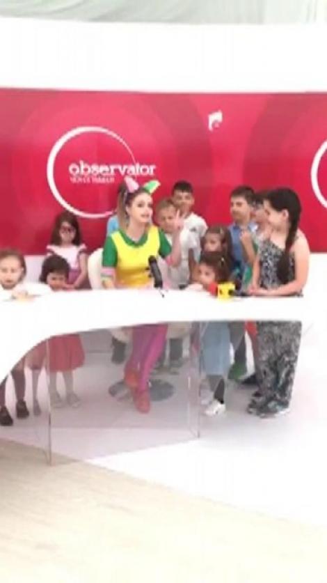 Fetița Zurli prezintă știrile Observator, din Zurlandia: "Bună ziua, doamnelor și domnilor, aveți legătura Live, de aici din studioul Antena 1. Avem o știre foarte importantă!"