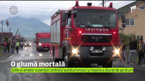 Doi tineri de 21 şi 22 de ani au murit pentru o glumă făcută la beţie. Au pornit într-o cursă nebună cu maşina unui prieten, pe care l-au lăsat pe jos, şi au sfârşit într-un accident grav