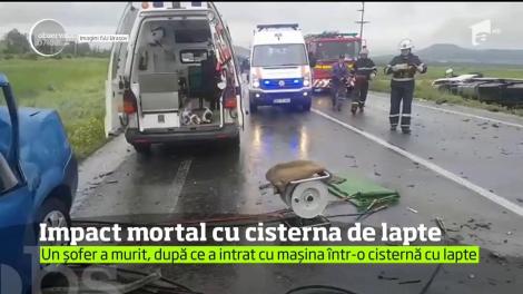 Un şofer şi-a pierdut viaţa, după ce a intrat în plin cu maşina într-o cisternă de lapte