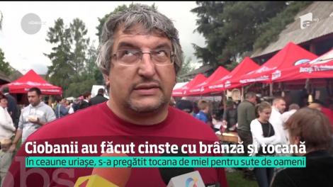 Ciobanii au făcut cinste cu brânză şi tocană
