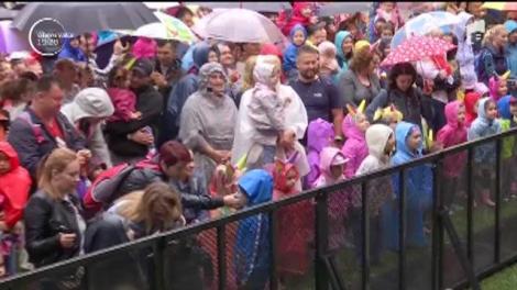 Nici măcar vremea rea nu a stat în calea distracţiei la Zurlandia. A doua zi a festivalului a transformat domeniul Ştirbey într-un domeniu al distracţiei