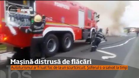 Un autoturism a ars ca o torţă, pe mijlocul drumului care leagă Lugojul de Buziaş!