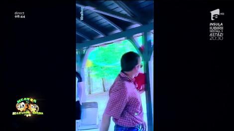 Smiley News: EMOŢIONANT! O viaţă în alb şi negru... Reacţia unui bărbat care vede prima dată în culori: "Wow, blugii mei sunt albaştri!"