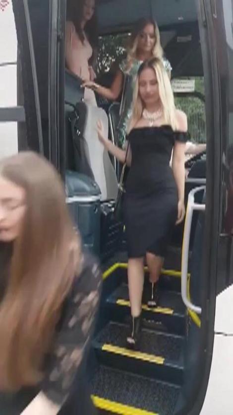 S-a „răsturnat carul” cu fete superbe! După ce veți vedea acest viral, veți începe să mergeți cu autobuzul!