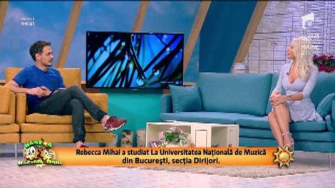 Are 28 de ani, este blondă şi foaaarteee sexy! Rebecca, prima femeie dirijor din România, moment de senzaţie la pian, alături de Răzvan: “Vezi o geantă scumpă şi el îţi spune: Îmi vând casa şi ţi-o cumpăr”