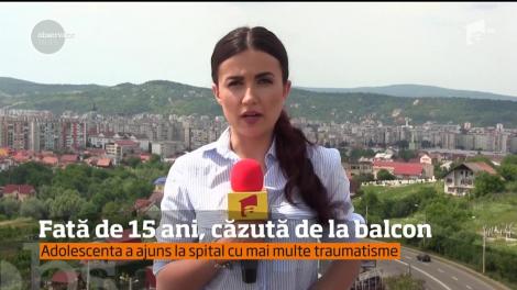 O adolescentă de 15 ani din judeţul Sibiu a alunecat de la etajul al treilea al blocului în care locuieşte