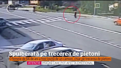 O femeie de 66 de ani a fost lovită de un camion, chiar pe trecerea de pietoni