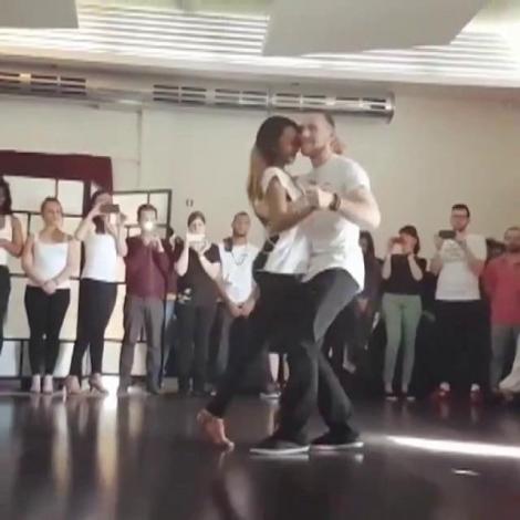 Bachata în trei. Trupurile lor aproape că se contopesc. Te uiţi şi nu te mai saturi!