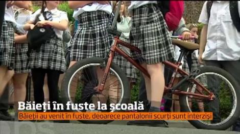 Protest inedit la o şcoală din Marea Britanie. Pentru că regulamentele le interzic să vină la şcoală în pantaloni scurţi, băieţii s-au îmbrăcat în fuste!