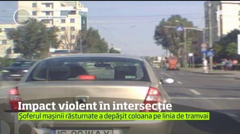 Accident violent în Iași.  Un SUV s-a răsturnat în mijlocul unei intersecţii