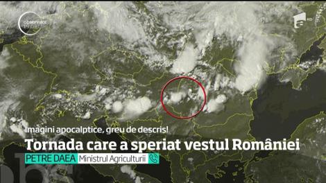 Tornadă în vestul țării! Mai multe TIR-uri s-au răsturnat, luate pur şi simplu pe sus de vânt, iar un tren a fost la un pas de catastrofă