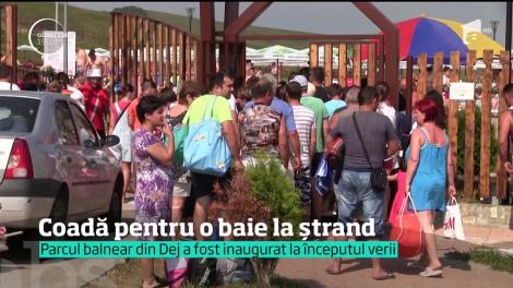 Coadă pentru baie la ștrandul din Dej